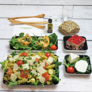 plateau-repas-salade-pâtes-pesto