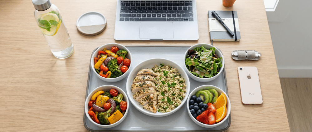 Plateau repas équilibré livré en entreprise à Paris par JetSaveurs - traiteur Île-de-France